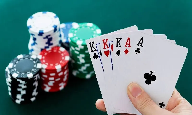 Các lá bài sẽ được thiết kế chi tiết và tỉ mỉ trong Poker online