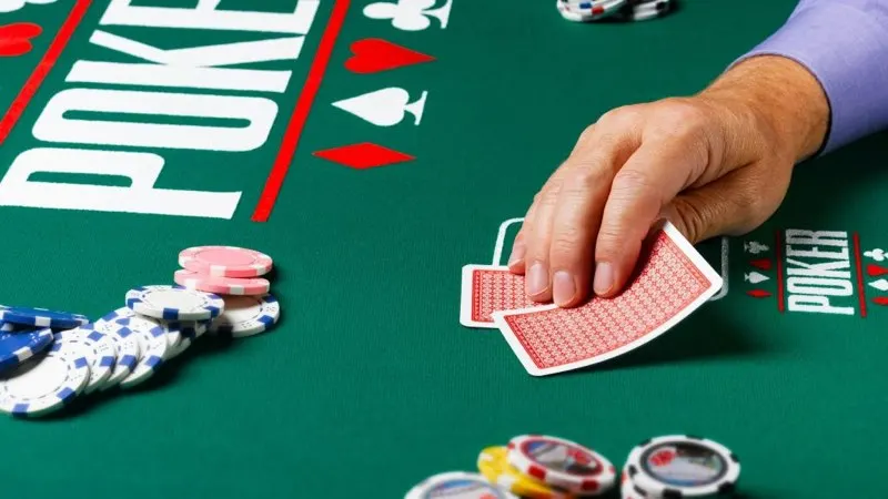 Nhà cái Poker uy tín không thể thiếu nhân viên chia bài hỗ trợ